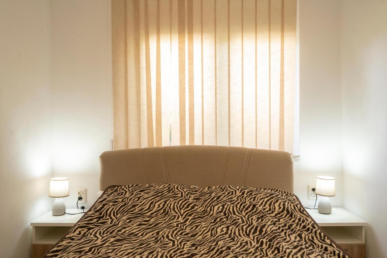 Apartman Curcic Книн Екстер'єр фото