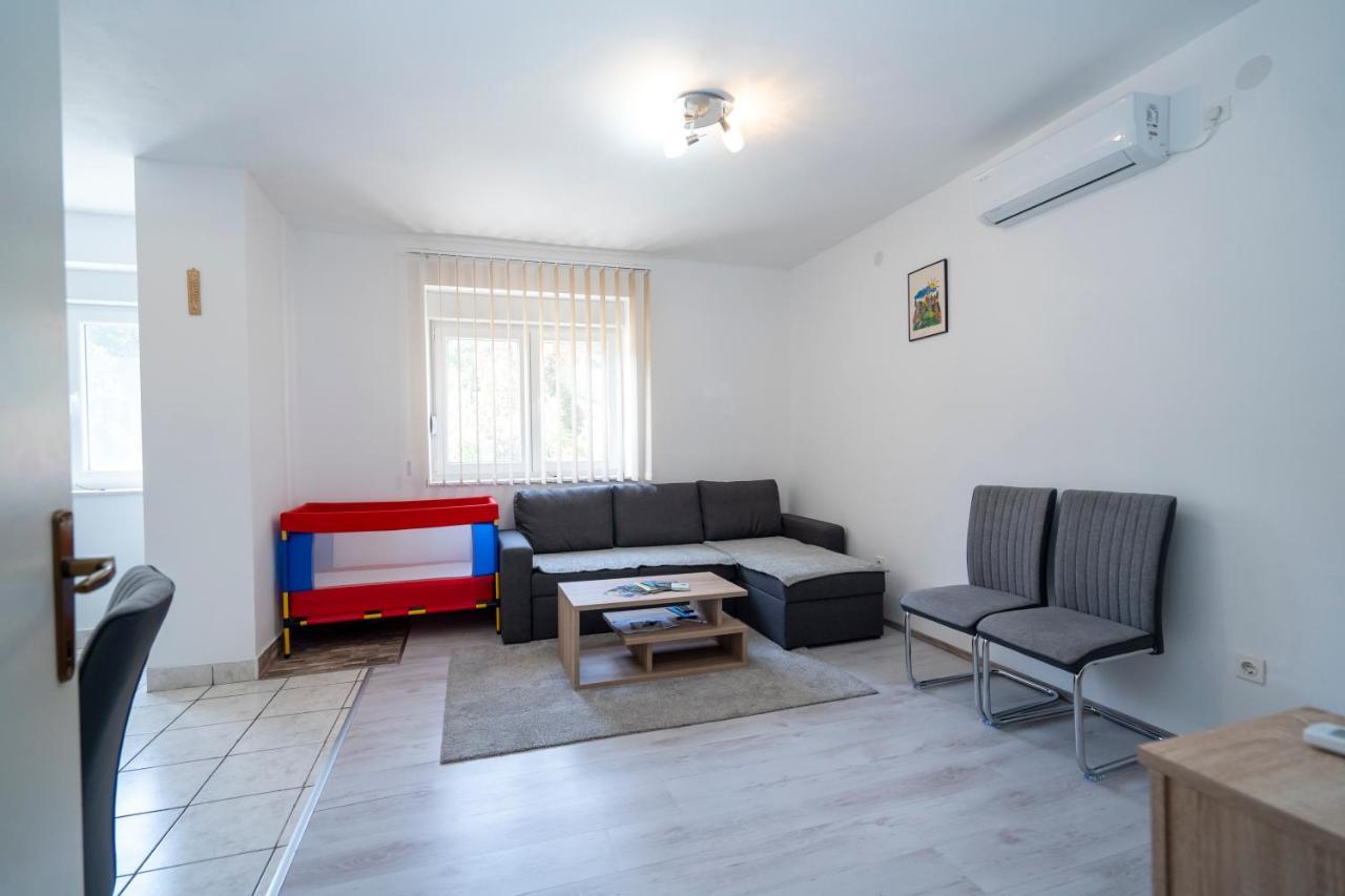 Apartman Curcic Книн Екстер'єр фото